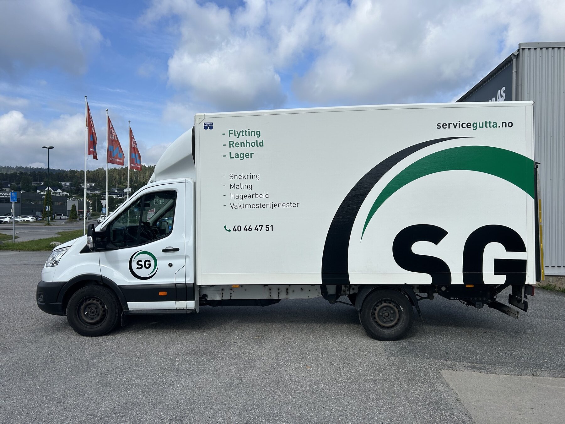 Profilert lastebil med bildekor for Servicegutta