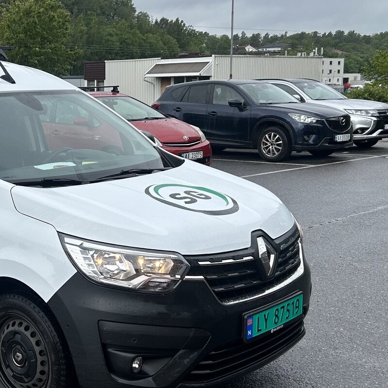 Varebil med bildekor for Servicegutta