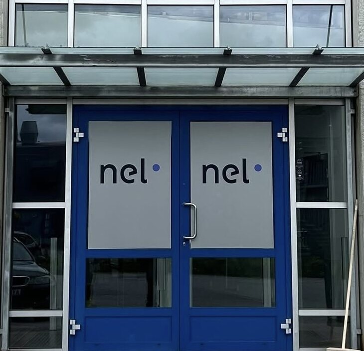 Vindusfolie på inngangsdører